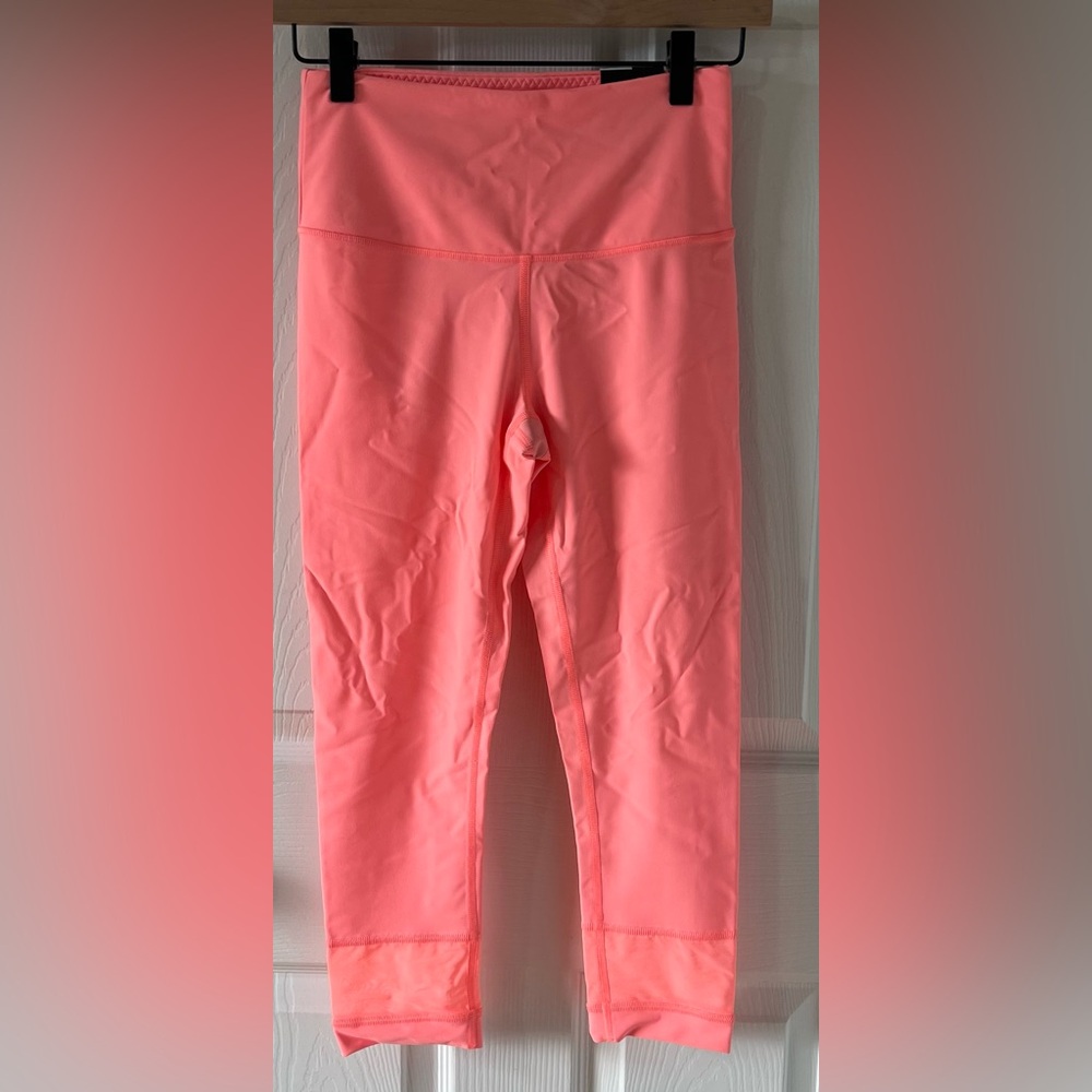 NWT Victoria Sport high rise Capri leggings. Sz Small. Coral
